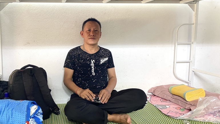 Anh Vừ A Của tại chỗ ở miễn phí tại ngõ số 4 đường Cầu Bươu, xã Tả Thanh Oai, huyện Thanh Trì, Hà Nội trưa 24/9. Ảnh: Quỳnh Nguyễn