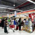 Khách mua sắm tại một siêu thị WinMart dịp cuối tuần trong năm 2024. Ảnh;