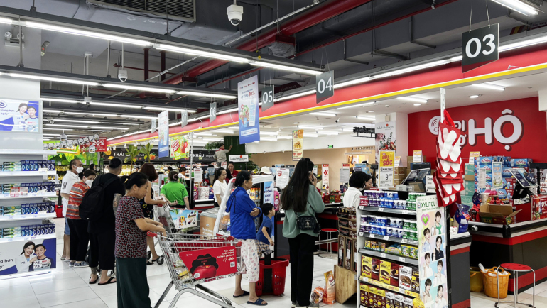 Khách mua sắm tại một siêu thị WinMart dịp cuối tuần trong năm 2024. Ảnh;