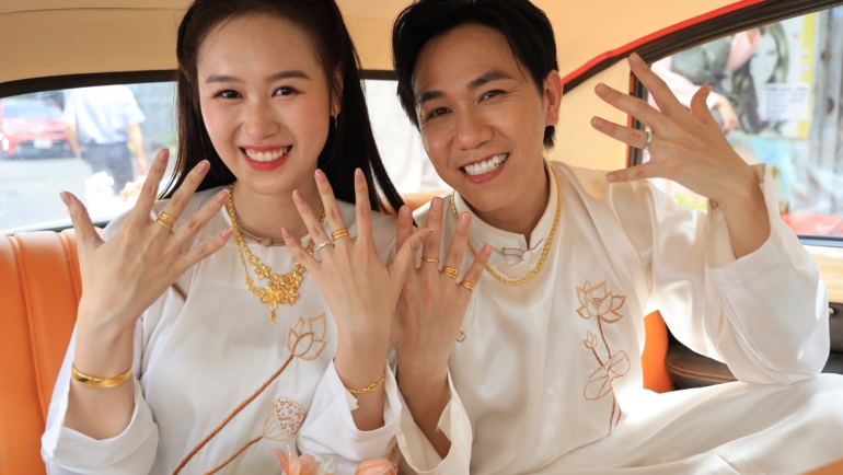 Anh Đức, Quỳnh Anh khoe quà cưới của gia đình, người thân tặng. Ảnh: Maison de Bil