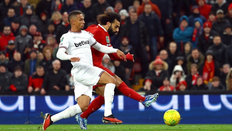 Salah (áo đỏ) ghi bàn trong trận Liverpool thắng West Ham 5-1 tại tứ kết Cup Liên đoàn Anh trên sân Anfield tối 20/12/2023. Ảnh: Reuters