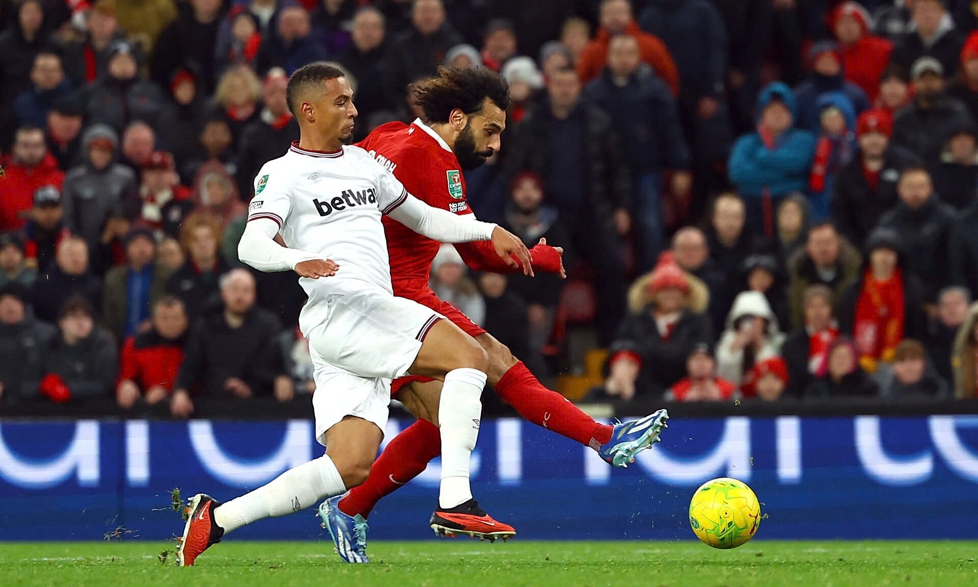 Salah (áo đỏ) ghi bàn trong trận Liverpool thắng West Ham 5-1 tại tứ kết Cup Liên đoàn Anh trên sân Anfield tối 20/12/2023. Ảnh: Reuters