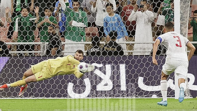 Maarten Paes cản phá cú đá phạt đền của Salem Al Dawsari, trong trận Indonesia hòa Arab Saudi 1-1, ở lượt ra quân bảng C vòng loại ba World Cup 2026. Ảnh: PSSI