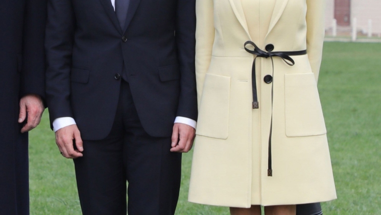 Đệ nhất phu nhân Brigitte Macron nhiều lần ghi điểm với váy ngắn. Ảnh: Tomandlorenzo