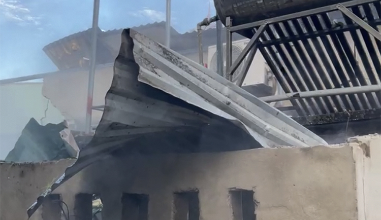 Mái tôn phòng bếp bị thổi tung sau vụ nổ. Ảnh: Hùng Lê