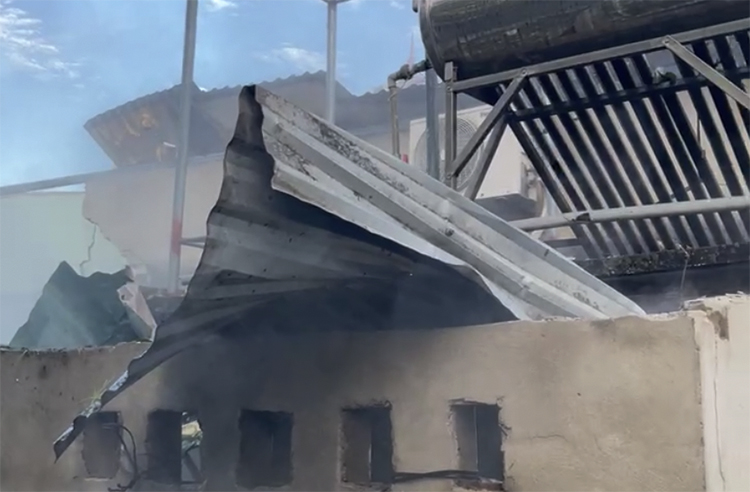 Mái tôn phòng bếp bị thổi tung sau vụ nổ. Ảnh: Hùng Lê