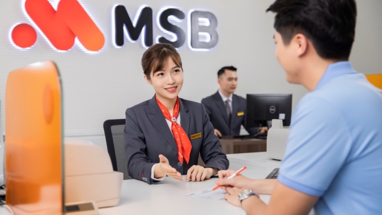 Khách hàng nghe tư vấn tại phòng giao dịch MSB. Ảnh: MSB