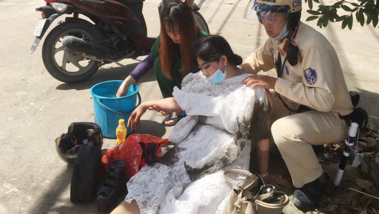 Cảnh sát kiểm tra tình trạng nạn nhân. Ảnh: Bảo Trân