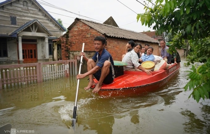 Người dân chèo thuyền giữa thôn Hòa Bình, xã Trung Giã, huyện Sóc Sơn ngày 12/9. Ảnh: Nguyễn Đông