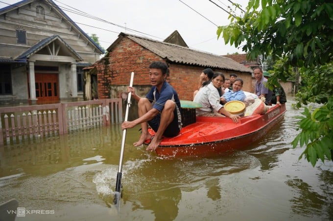 Người dân chèo thuyền giữa thôn Hòa Bình, xã Trung Giã, huyện Sóc Sơn ngày 12/9. Ảnh: Nguyễn Đông