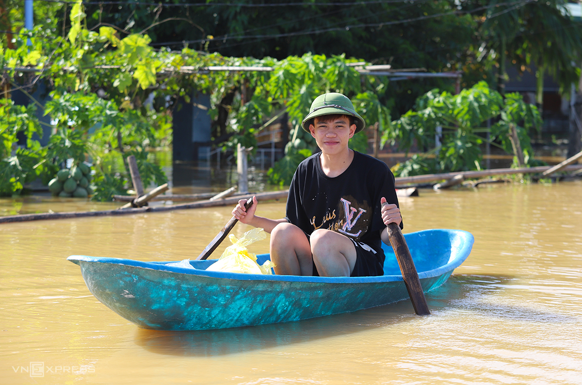 Kiên đang chèo thuyền đi đưa hàng cứu trợ cho người dân thôn 9, chiều 12/9. Ảnh: Đức Hùng