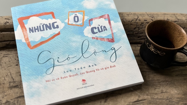 Bìa cuốn Những ô cửa gió lộng. Ảnh: Nhà xuất bản cung cấp