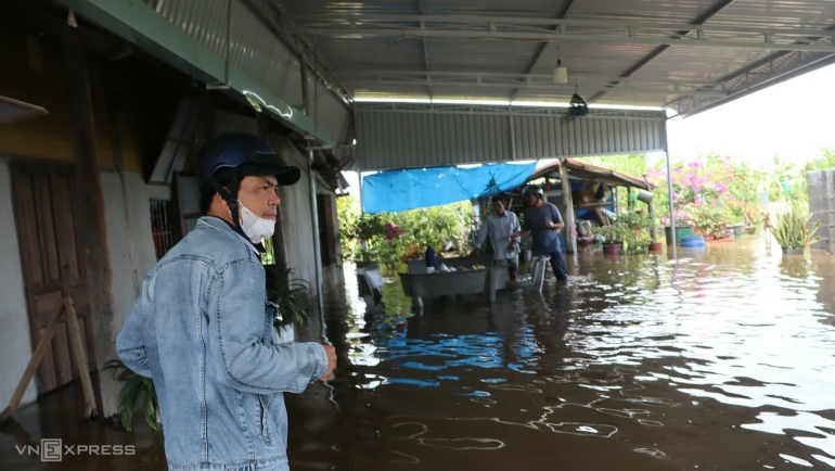 Nước bất ngờ tràn vào nhà dân thôn Phú Sơn, xã Hàm Mỹ, sáng 28/8. Ảnh: Việt Quốc