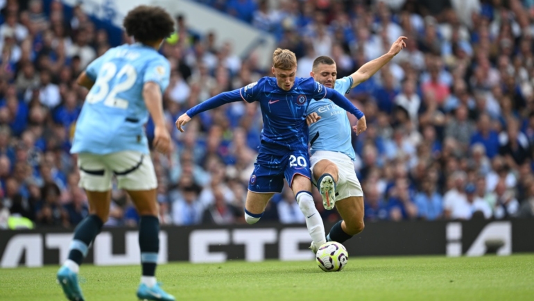 Palmer (áo xanh đậm) chơi trận Chelsea 0-2 Man City ở vòng một Ngoại hạng Anh hôm 18/8. Ảnh: CFC