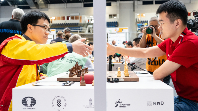 Lê Quang Liêm (trái) trong ván thắng Đinh Lập Nhân ở vòng sáu bảng Mở rộng Olympiad cờ vua tại Budapest, Hungary ngày 16/9/2024. Ảnh: FIDE