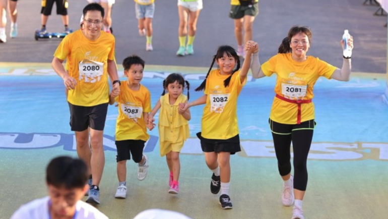 Bức ảnh Gia đình cùng chạy đoạt giải Ảnh gia đình của cuộc thi trong tháng 8.