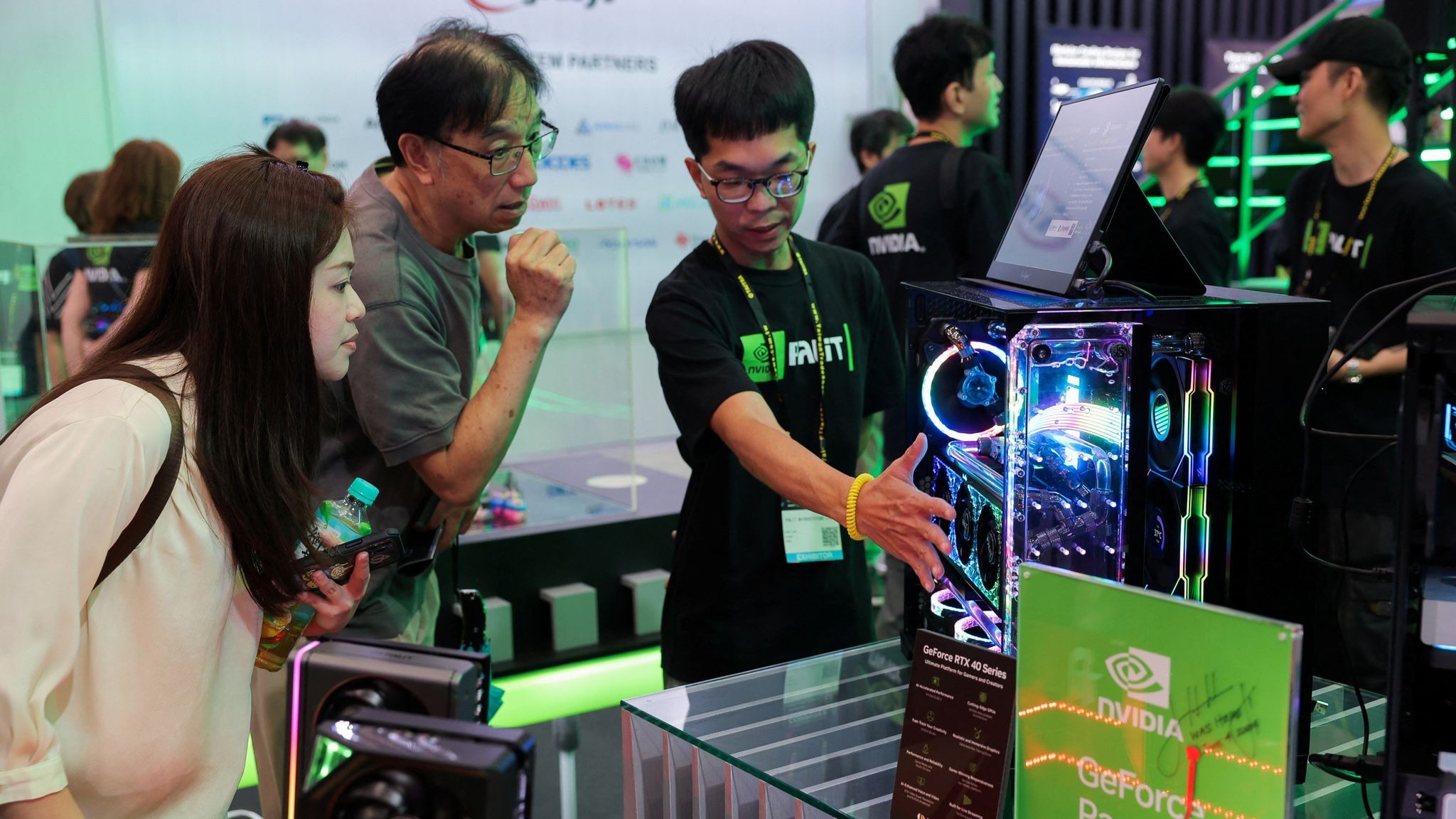 Card đồ họa Nvidia GeForce được giới thiệu tại triển lãm Computex 2024. Ảnh: Reuters