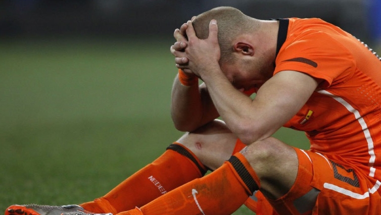 Sneijder thất vọng khi Hà Lan thua Tây Ban Nha 0-1 trong trận chung kết World Cup 2010. Ảnh: AP