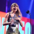 Taylor Swift nhận giải Video của năm. Ảnh: AFP