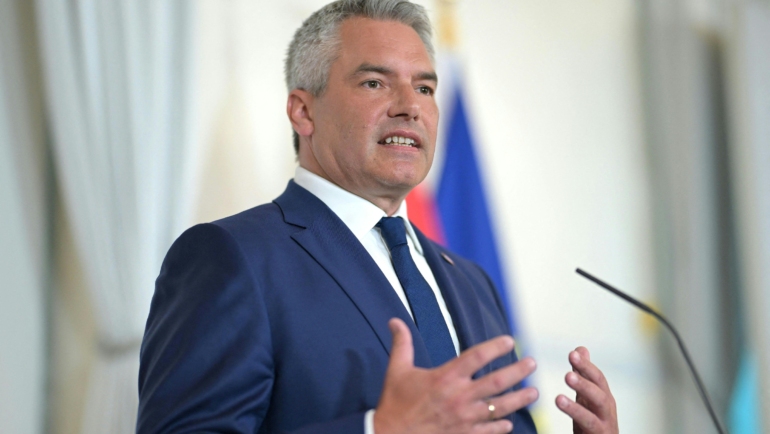 Thủ tướng Áo Karl Nehammer trả lời họp báo ngày 8/8 tại Vienna. Ảnh: AFP