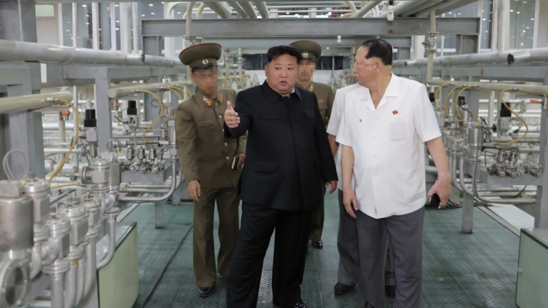 Lãnh đạo Triều Tiên Kim Jong-un thị sát cơ sở làm giàu vật liệu hạt nhân cấp vũ khí, trong hình ảnh được công bố ngày 13/9. Ảnh: Rodong Sinmun