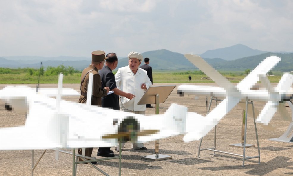 Ông Kim Jong-un bên cạnh hai mẫu UAV tự sát trong chuyến thăm hôm 24/8. Ảnh: KCNA