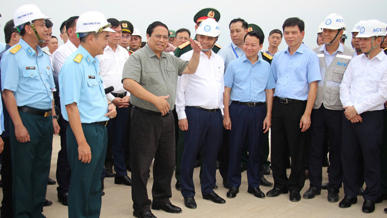 Thủ tướng thị sát đường băng cất hạ cánh ở sân bay Long Thành. Ảnh: Phước Tuấn