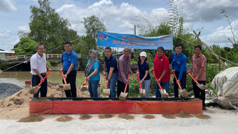 Khởi công cầu Hy vọng 400 tại làng hoa Sa Đéc. Ảnh: Nguyễn Khánh