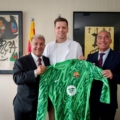 Szczesny (giữa) ra mắt tại trụ sở Barca ngày 2/10. Ảnh: Reuters