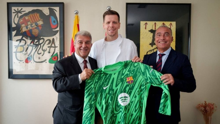 Szczesny (giữa) ra mắt tại trụ sở Barca ngày 2/10. Ảnh: Reuters