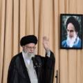 Lãnh tụ tối cao Iran Ayatollah Ali Khamenei trong buổi thuyết giáo ở Tehran ngày 4/10. Ảnh: AFP