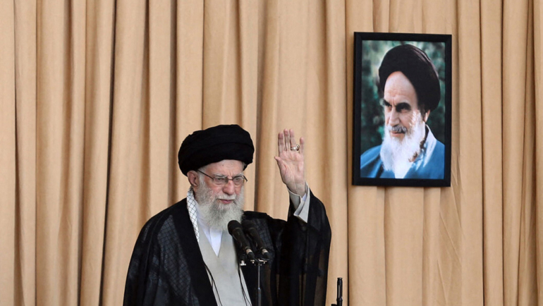 Lãnh tụ tối cao Iran Ayatollah Ali Khamenei trong buổi thuyết giáo ở Tehran ngày 4/10. Ảnh: AFP