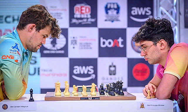 Carlsen (trái) gặp Firouzja tại vòng hai Global Chess League ở thành phố London, Anh tối 4/10/2024. Ảnh: GCL