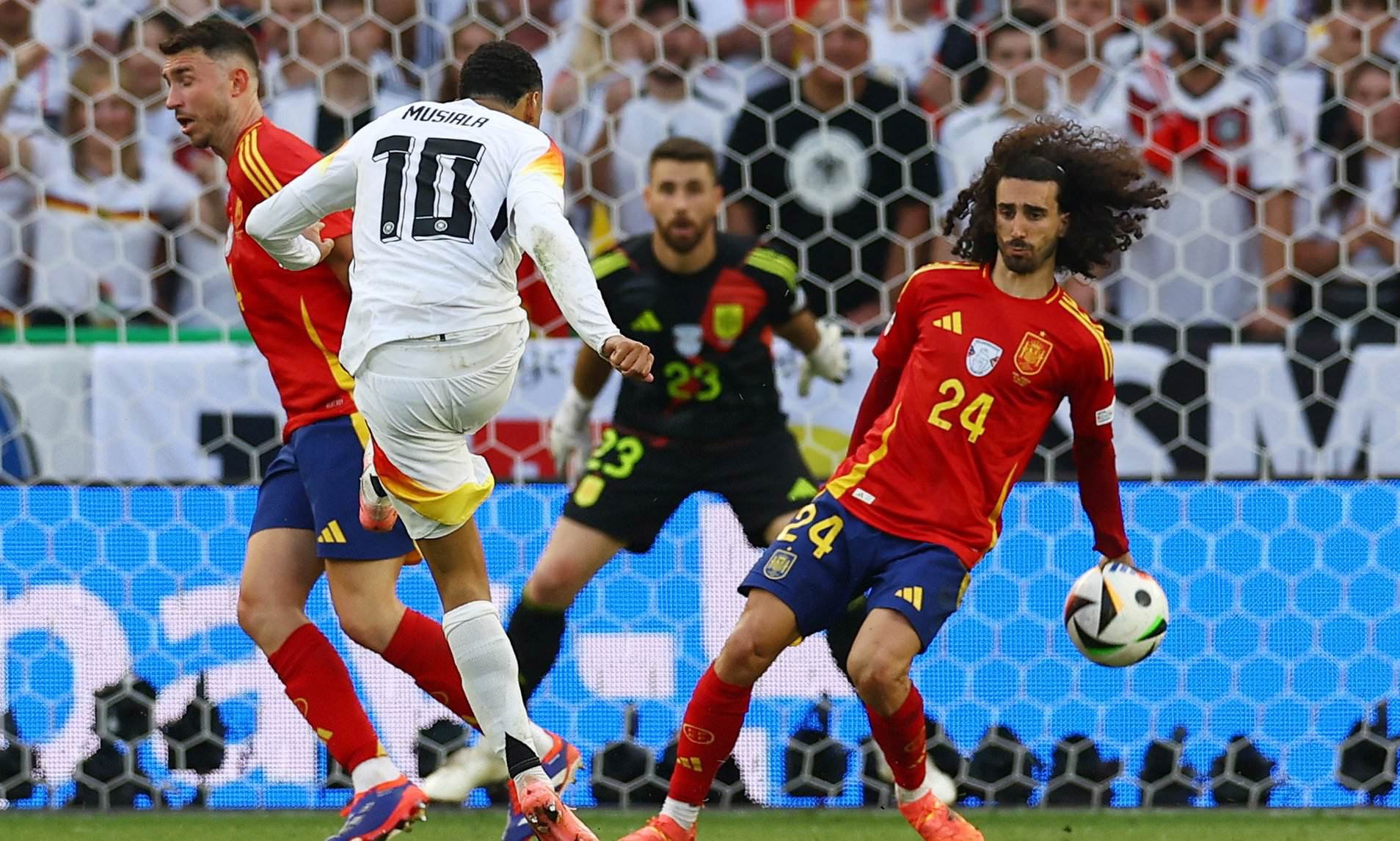 Jamal Musiala sút bóng trúng tay Marc Cucurella trong trận tứ kết Euro 2024, Tây Ban Nha 2-1 Đức hôm 5/7. Ảnh: Reuters