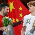 Djokovic chúc mừng Sinner ở chung kết Thượng Hải Masters, trên sân Trung tâm, ở tổ hợp quần vợt Qizhong Forest Sports City, Thượng Hải hôm 13/10. Ảnh: ATP.