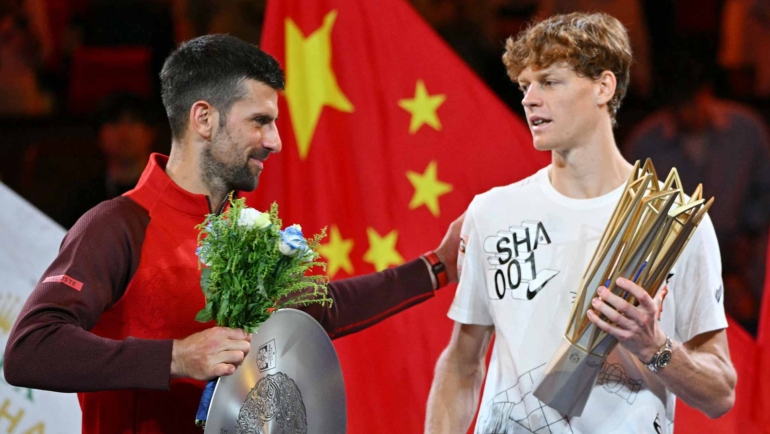 Djokovic chúc mừng Sinner ở chung kết Thượng Hải Masters, trên sân Trung tâm, ở tổ hợp quần vợt Qizhong Forest Sports City, Thượng Hải hôm 13/10. Ảnh: ATP.