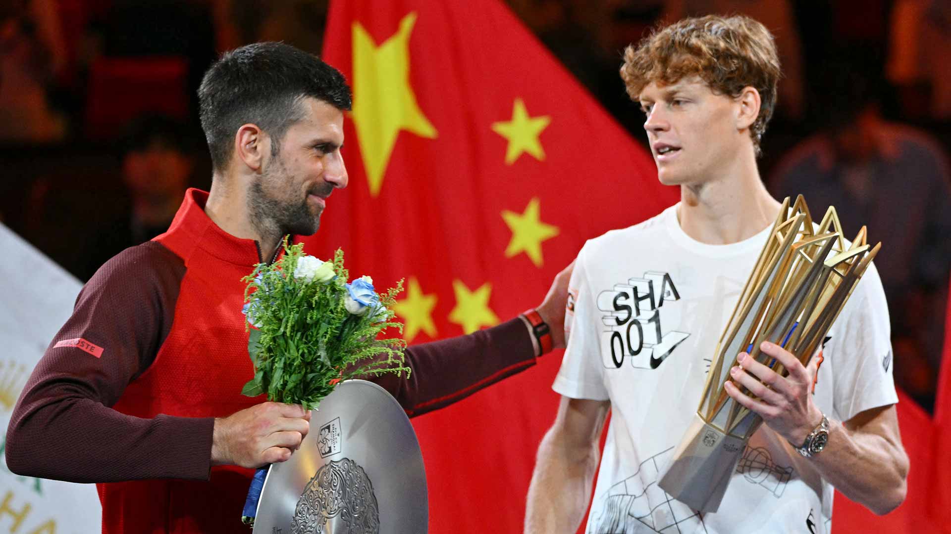 Djokovic chúc mừng Sinner ở chung kết Thượng Hải Masters, trên sân Trung tâm, ở tổ hợp quần vợt Qizhong Forest Sports City, Thượng Hải hôm 13/10. Ảnh: ATP.