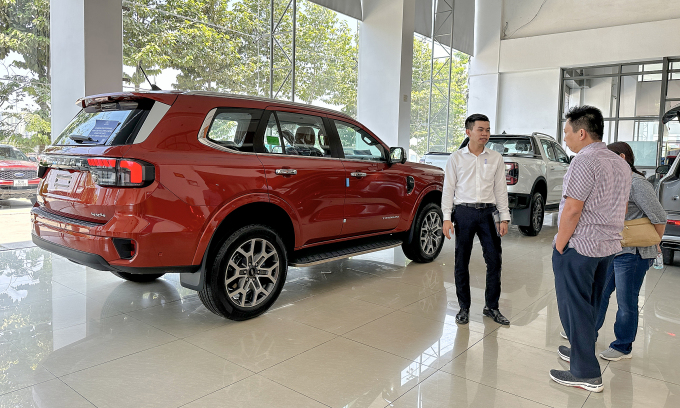 Nhân viên tư vấn cho khách tại một đại lý Ford ở TP HCM. Ảnh: Phạm Trung