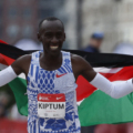 Kelvin Kiptum chạy mừng chiến thắng ở Chicago Marathon 2023 ngày 8/10/2023. Ảnh: AFP