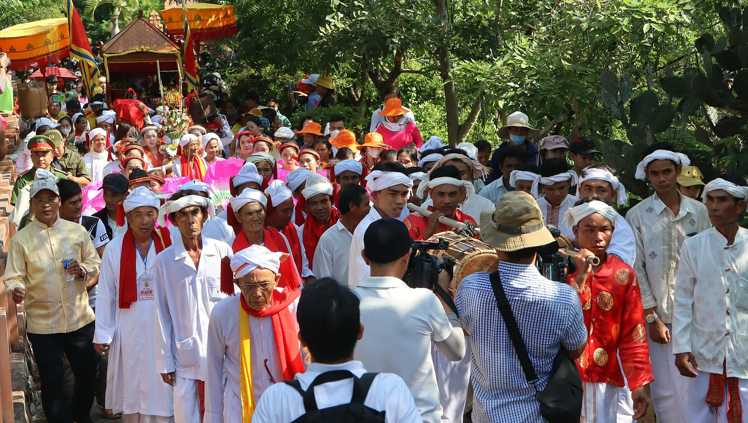 Các sư cả và đồng bào Chăm rước y trang của nữ thần lên tháp Pô Sah Inư (TP Phan Thiết) trong lễ hội Ka tê, sáng 2/10. Ảnh: Việt Quốc