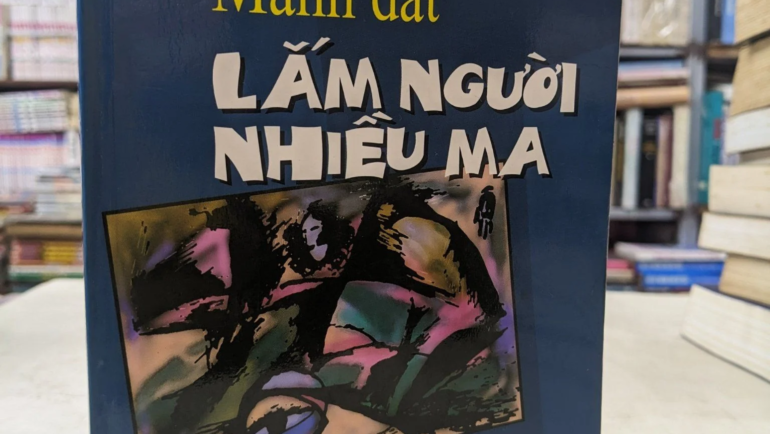 Cuốn Mảnh đất lắm người nhiều ma của Nguyễn Khắc Trường, Nhà xuất bản Văn nghệ TP HCM ấn hành năm 2006. Ảnh: Momo Bookstore