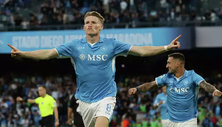 McTominay (trái) mừng bàn mở tỷ số ngay phút đầu trận Napoli gặp Como trên sân Diego Armando Maradona, thành phố Naples, xứ Campania, Italy, trận sớm nhất vòng 7 Serie A tối 4/10/2024. Ảnh: AP