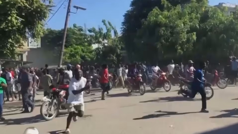 Người dân tháo chạy ở Saint Marc, Haiti. Ảnh: AP