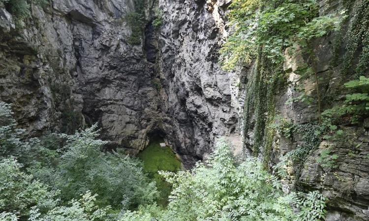 Hang Hranice Abyss nằm ở phía đông Cộng hòa Czech. Ảnh: Alamy