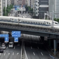 Tàu viên đạn chạy trên đường ray trên cao ở trung tâm Tokyo. Ảnh: AFP