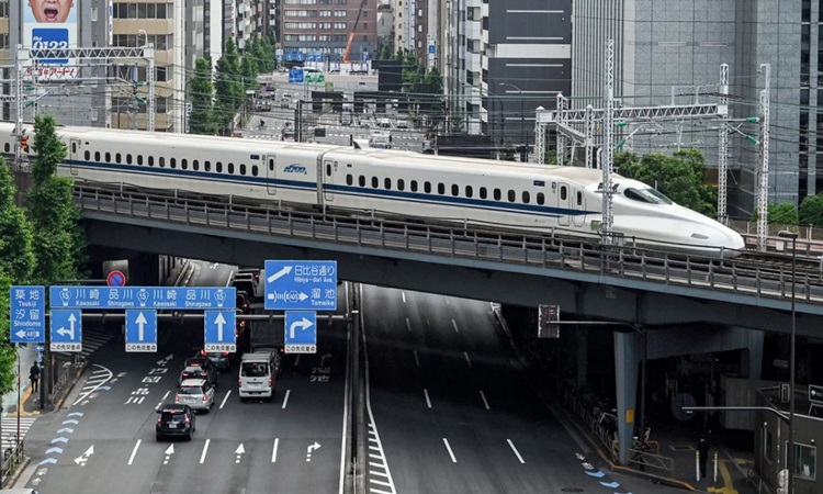 Tàu viên đạn chạy trên đường ray trên cao ở trung tâm Tokyo. Ảnh: AFP