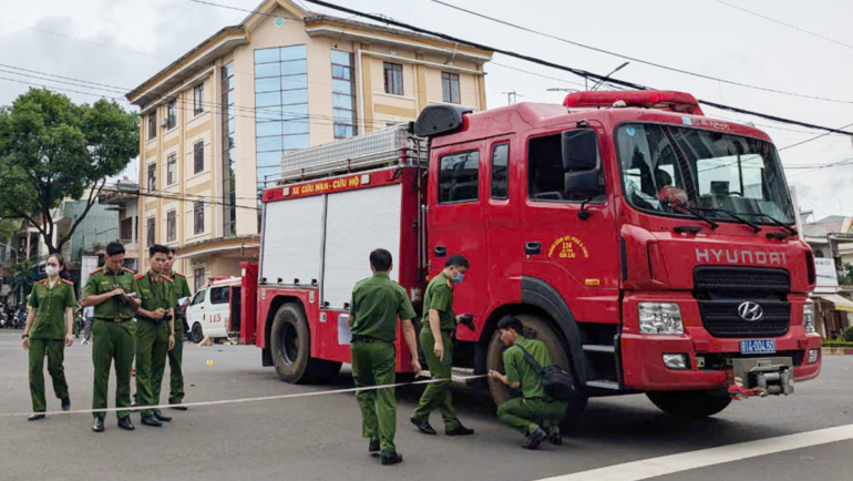 Cảnh sát khám nghiệm, điều tra nguyên nhân tai nạn. Ảnh: Trần Hóa