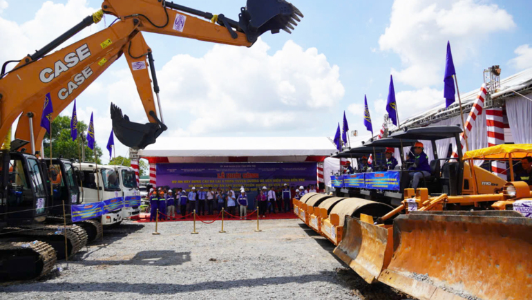 Quang cảnh khởi công cầu Ba Lai 8. Ảnh: Hoàng Nam