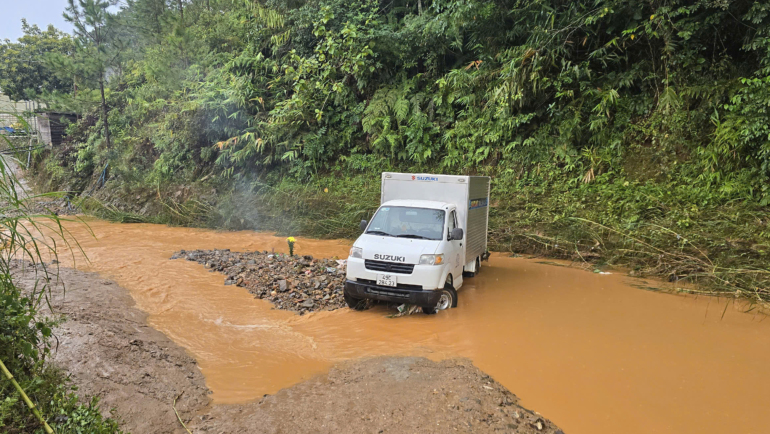 Xe bị kẹt ngang giữa suối, cách vị trí đập tràn khoảng 10 m. Ảnh: Lê Tiến