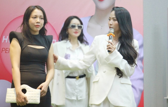 Chuyên gia phong cách Dương Vy tư vấn cho Thanh Nhàn nên ăn mặc như thế nào để tốt khoe xấu che, tại workshop Biến hình phong cách nơi công sở ở Hà Nội hôm 15/11. Ảnh: Phan Dương